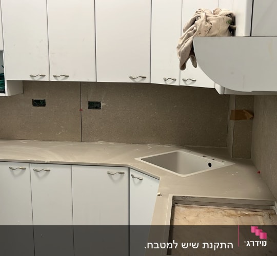 מטבח עם משטחי שיש וכיור מותקן